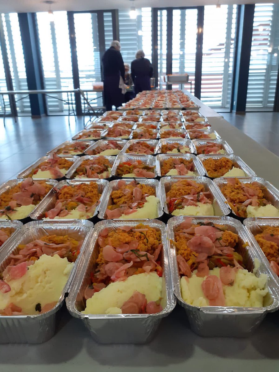 🧑‍🍳Une nouvelle semaine se termine 🍽 🥪 500 repas et 200 sandwichs préparés pour <a href="/CroixRouge_Qc/">Croix-Rouge canadienne</a> #Ressourcessolidaires. Bravo aux #benevoles &amp; Merci à nos donateurs de produits <a href="/Xavier_affineur/">Fromagerie Xavier</a> <a href="/BioCashMx/">Bio Cash</a> <a href="/blampinfruits/">Blampin Fruits</a> #fayos #biocash 
#chefssolidaires #dons #aidealimentaire