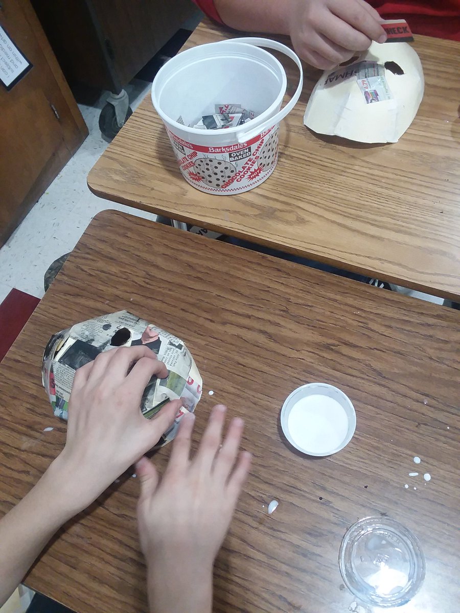 ADM_Ostrander's tweet photo. The 8th graders in this exploratory are so engaged as they explore art media based on personal interests and aspirations! #ADMartists https://t.co/eHW8hYQJ1a