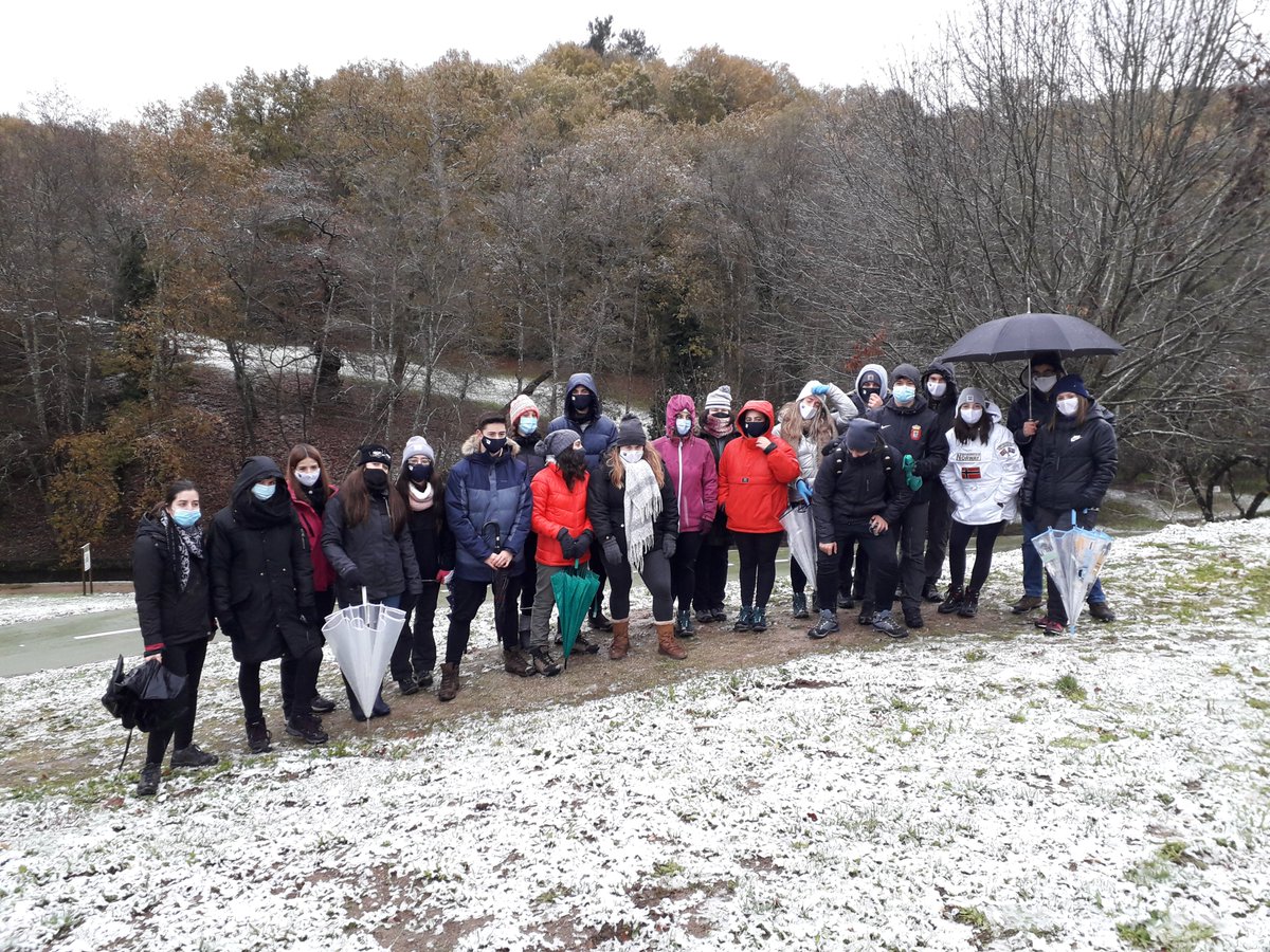 EUrtaza's tweet photo. Os estudantes do #MasterDAEN plantaron hoxe dous acivros e un carballo no Parque do Rato, e vistaron logo a aldea de Bosende como saída de remate do semestre e ano @CampusTerraUSC de #Lugo @UniversidadeUSC @BioReDesUSC @avte_usc @InNaturaSpain @BosqueHabitado @ChildrenNature https://t.co/Jc0ENAriH5