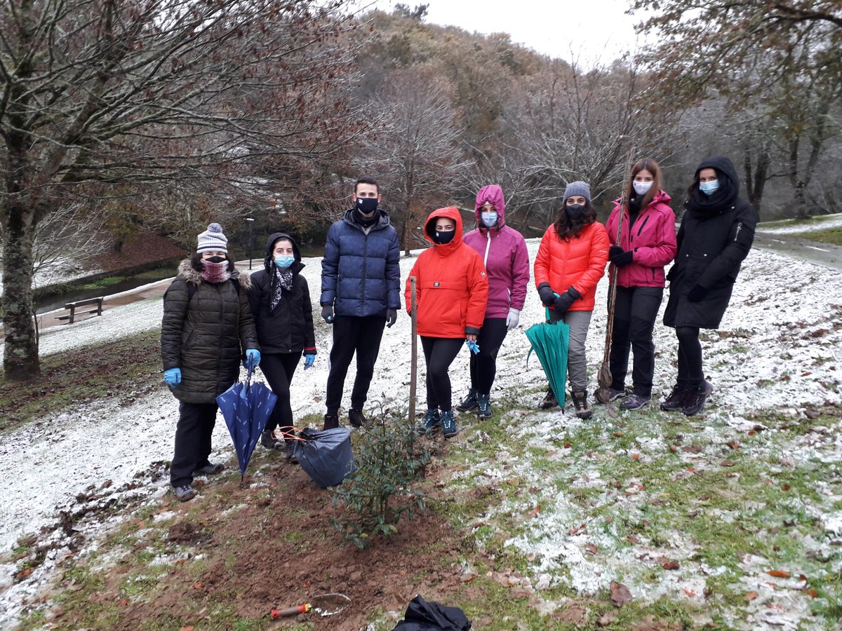 EUrtaza's tweet photo. Os estudantes do #MasterDAEN plantaron hoxe dous acivros e un carballo no Parque do Rato, e vistaron logo a aldea de Bosende como saída de remate do semestre e ano @CampusTerraUSC de #Lugo @UniversidadeUSC @BioReDesUSC @avte_usc @InNaturaSpain @BosqueHabitado @ChildrenNature https://t.co/Jc0ENAriH5