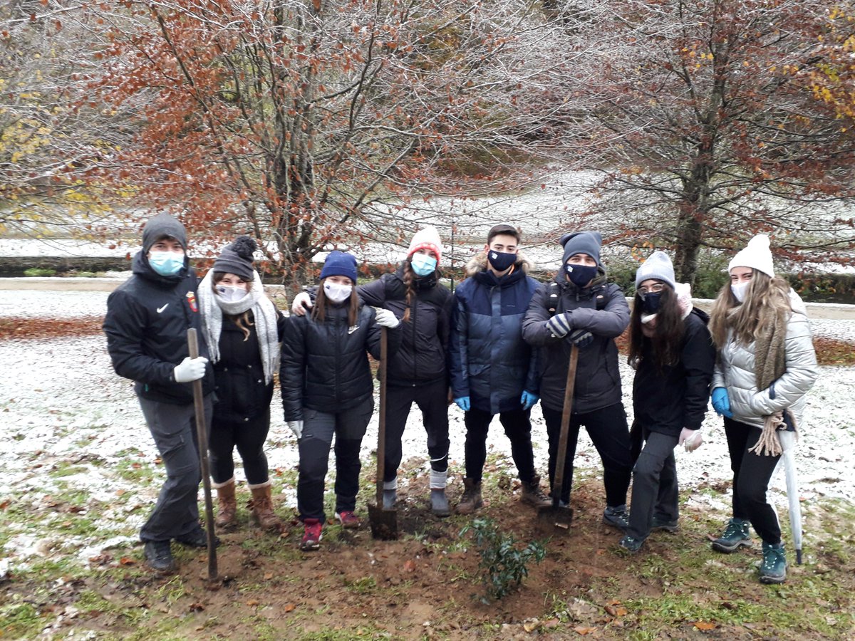 EUrtaza's tweet photo. Os estudantes do #MasterDAEN plantaron hoxe dous acivros e un carballo no Parque do Rato, e vistaron logo a aldea de Bosende como saída de remate do semestre e ano @CampusTerraUSC de #Lugo @UniversidadeUSC @BioReDesUSC @avte_usc @InNaturaSpain @BosqueHabitado @ChildrenNature https://t.co/Jc0ENAriH5