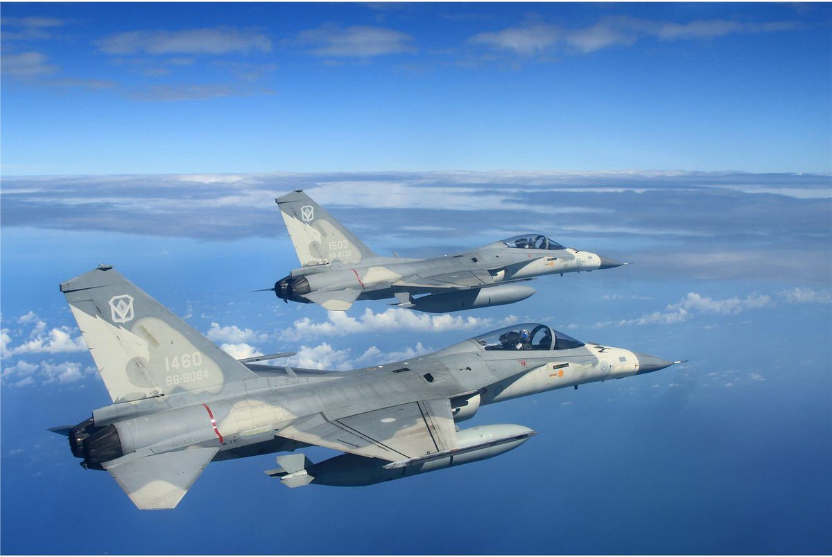 nBwp7zraiZXmcMa's tweet image. #經國號 經國號戰機脫胎自美國的主力戰鬥機f16，但青出於籃勝於藍，不單採用了進氣道內彎曲設計增加隱身能力，還增加了一台發動機成為雙發戰鬥機，要知道共匪的主力戰機「j10」都只不過是一款單發動機戰鬥機，IDF能在空戰中取得明顯優勢