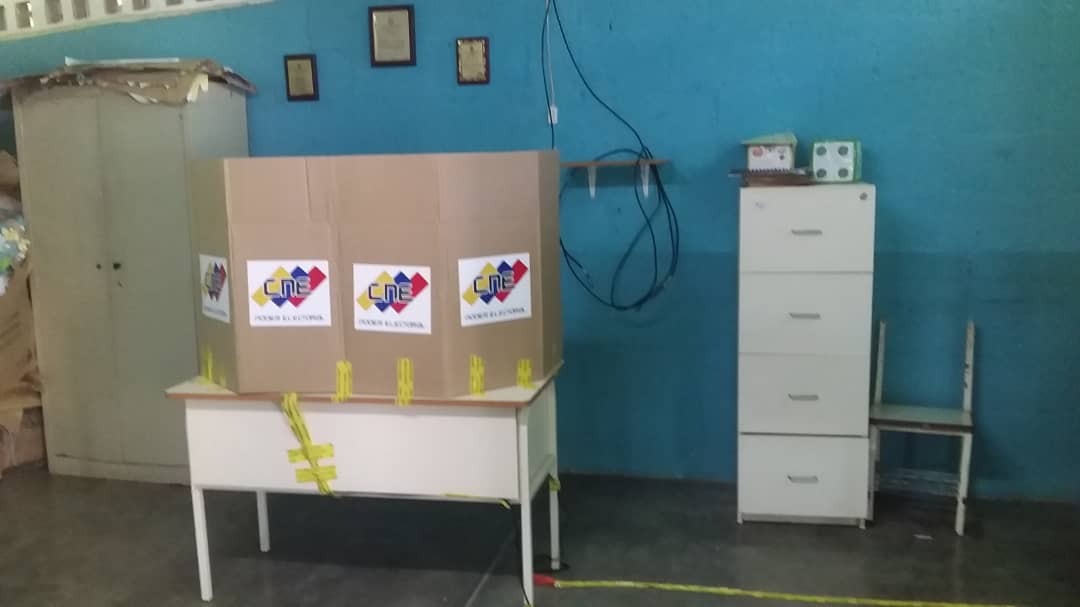 LuisEGarciaC7's tweet photo. #Circuito7Indetenible Activo instalando Mesas Electorales delos Centros de Votación de los municipios #Independecia y #PazCastillo preparandonos parala gran fiesta electoral de este #6D
#Circuito7Indetenible
#VenVamosJuntos
#AquíTodoElMundoVOTA
@NicolasMaduro
@HectoRodriguez https://t.co/g20WsNJno7