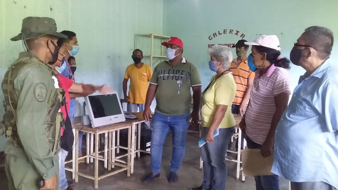 LuisEGarciaC7's tweet photo. #Circuito7Indetenible Activo instalando Mesas Electorales delos Centros de Votación de los municipios #Independecia y #PazCastillo preparandonos parala gran fiesta electoral de este #6D
#Circuito7Indetenible
#VenVamosJuntos
#AquíTodoElMundoVOTA
@NicolasMaduro
@HectoRodriguez https://t.co/g20WsNJno7