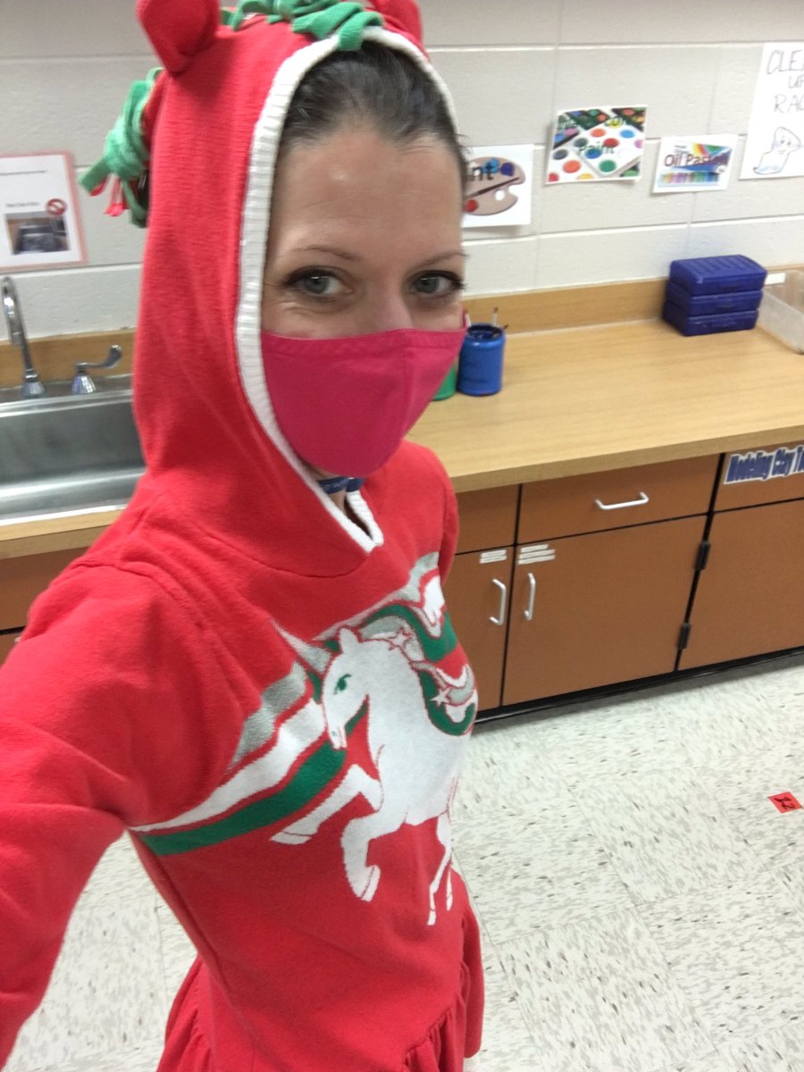 I have spirit in the GM art room. I love complementary colors #cobbartrocks #cobbspirit