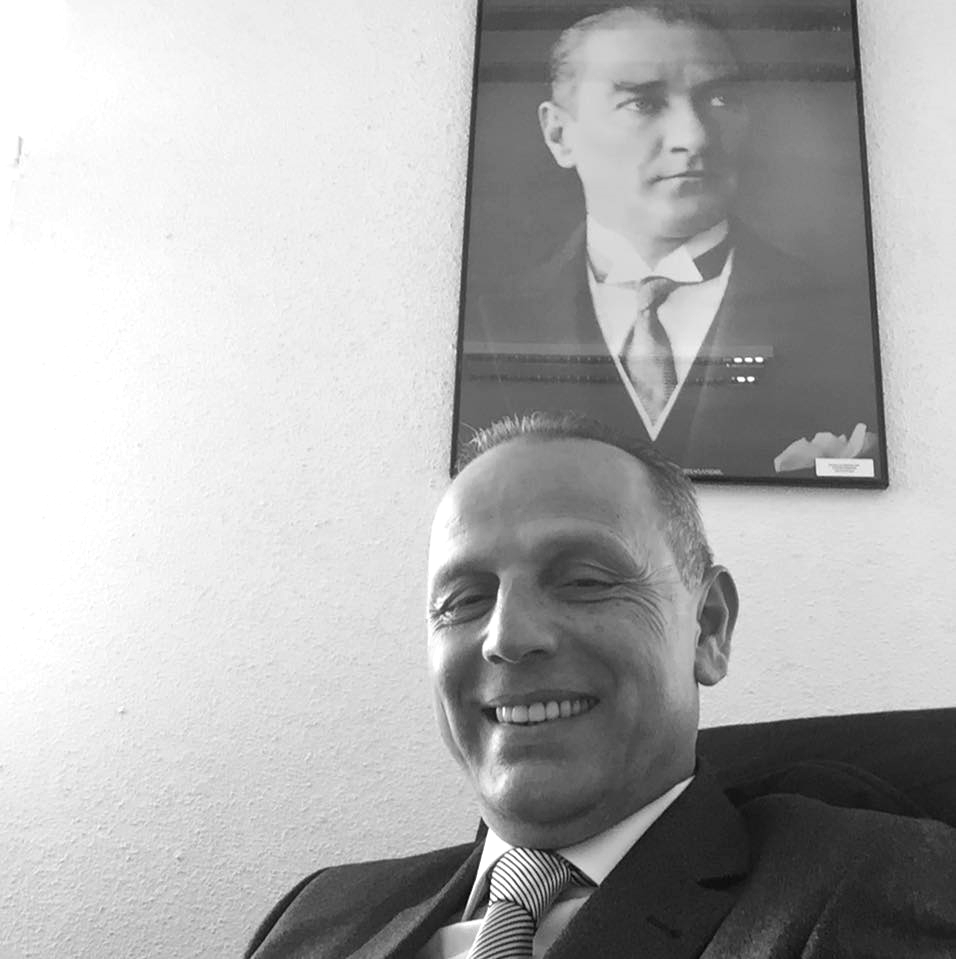 Üniversitemiz İİBF İşletme Bölümü öğretim üyelerinden Prof. Dr. Sadık Çukur'un vefat ettiğini büyük bir üzüntüyle öğrenmiş bulunmaktayız. Merhum hocamıza Allah’tan rahmet; başta ailesi olmak üzere, akademik camiamız ile öğrencilerine sabır ve başsağlığı dileriz.
