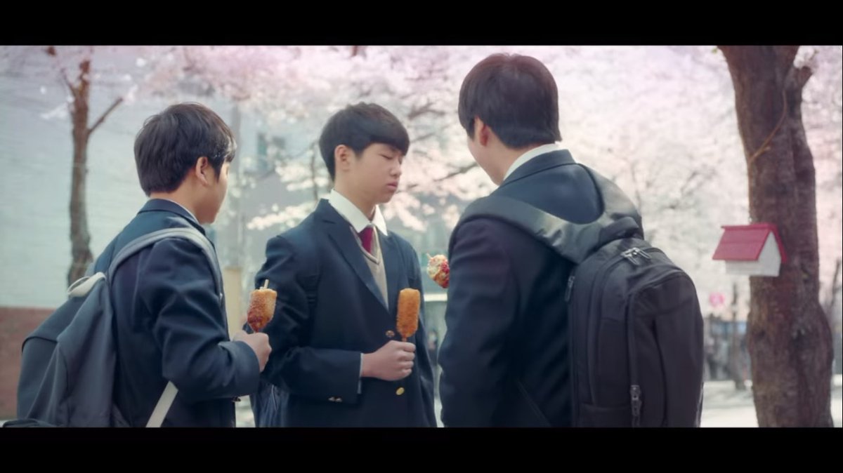 A primeira vez que a versão jovem de Ji Pyeong aparece, ele está posicionado ao lado da casa de pássaros (aparentemente atraído pela comida?)Isso acontece alguns segundos depois que a casa de pássaros aparece pela primeira vez no drama