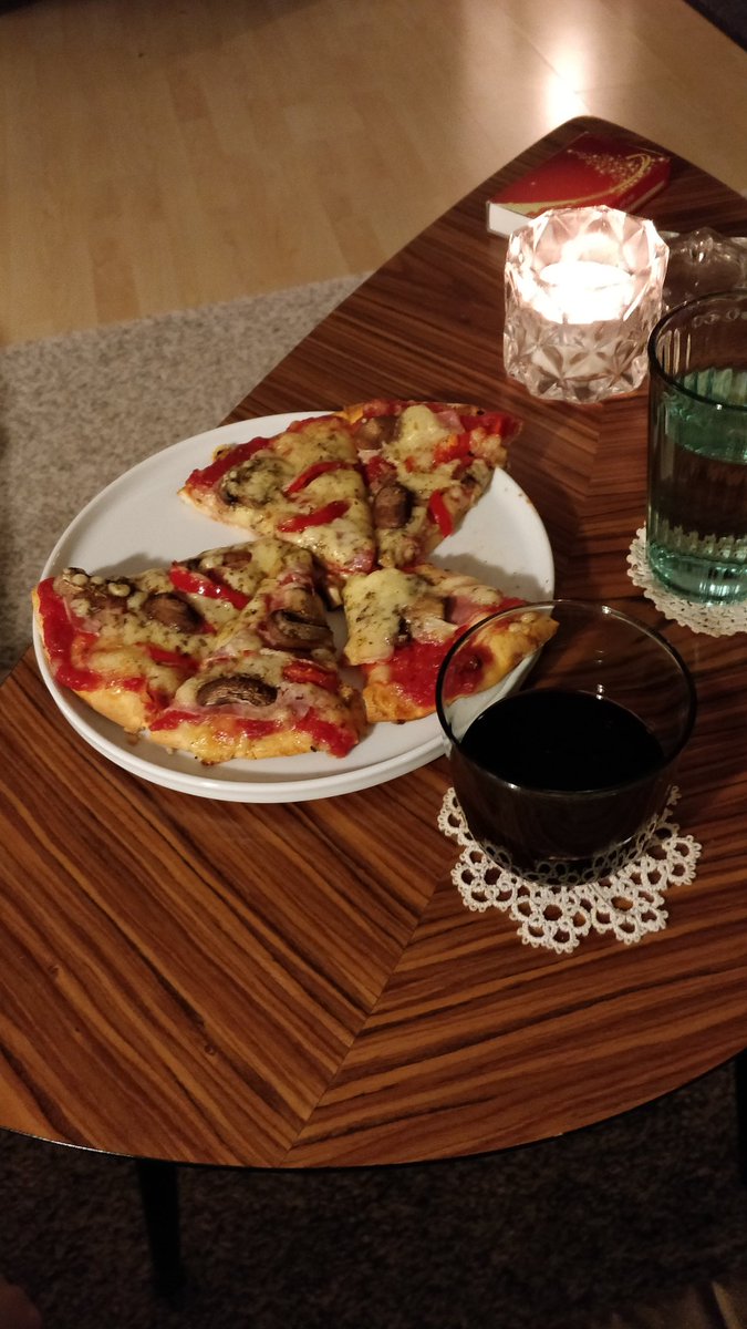 Heute gab's Rotwein in Kalender. Dazu Pizza und 'Murder on the Orient Express'. Cheers!