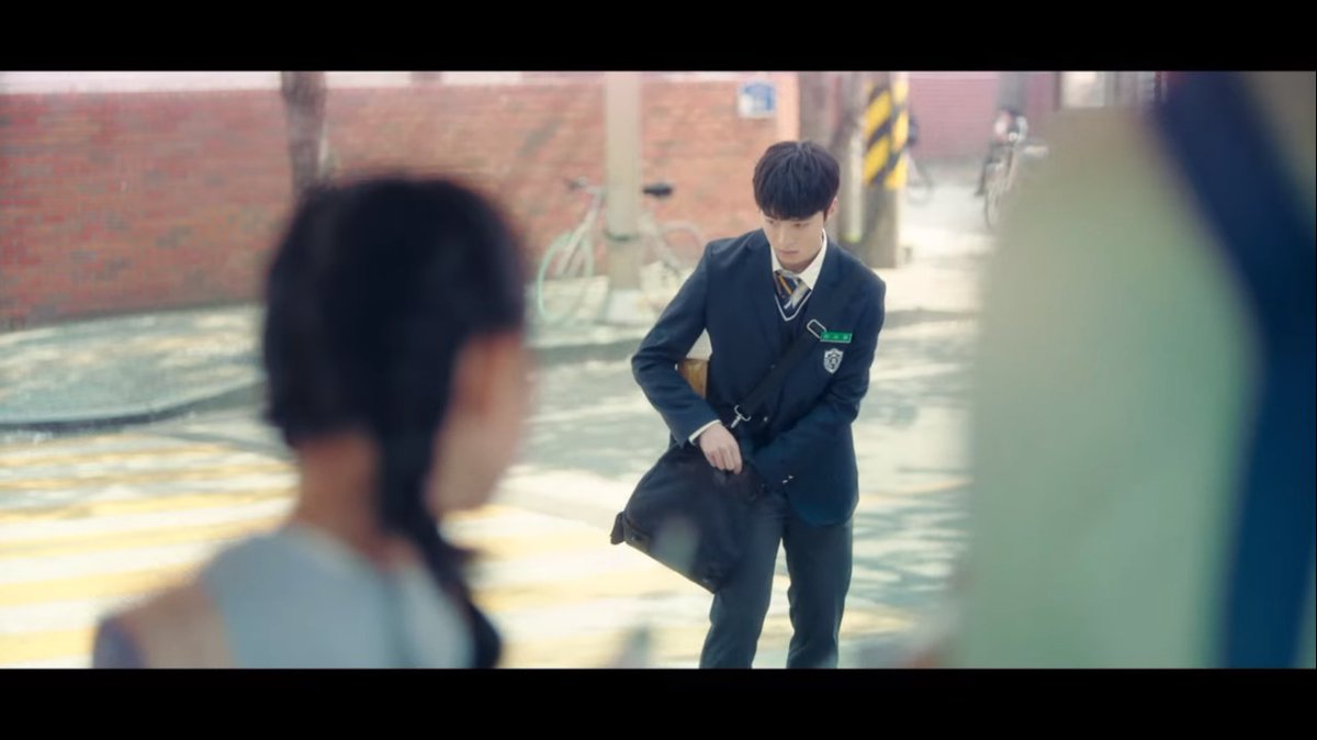 Quando Halmoni tenta uma primeira aproximação, ele foge como um pássaro que se sente "ameaçado"