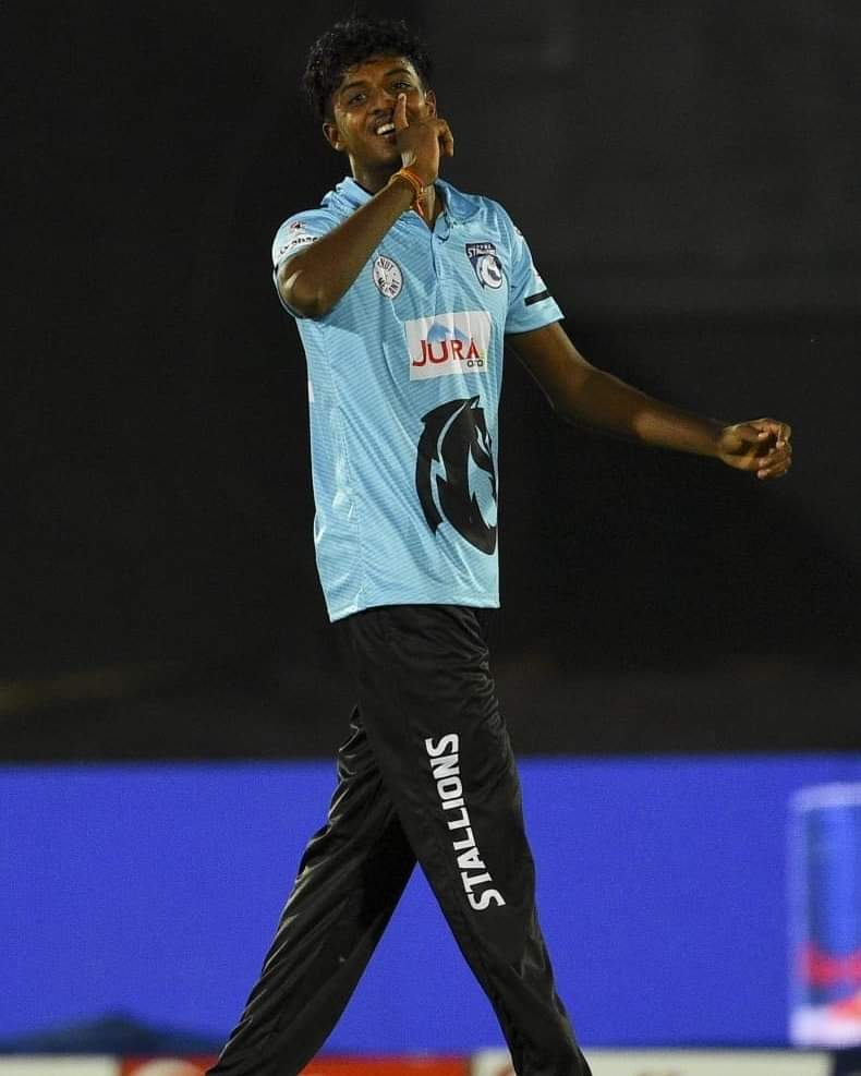 OfficialSLC's tweet photo. 📸 Vijayakanth Viyaskanth celebrates after dismissing Angelo Mathews - his 1st T20 wicket.🏆
@jaffnalpl
#CKvJS
#LPL2020 #එක්වජයගමූ #wintogether #ஒன்றாகவெல்வோம் https://t.co/eoSSPe9TEL