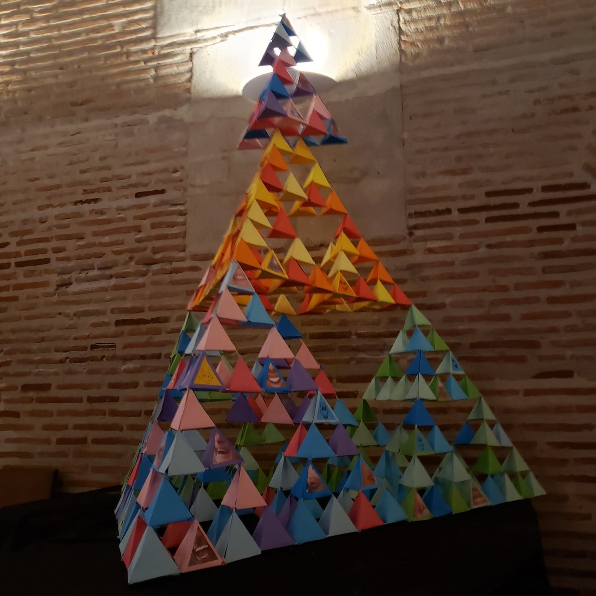 IesGomez's tweet photo. 🎄¡Árbol navideño terminado! 🎄
¡Enhorabuena a las más de ochenta manos qué han participado en su construcción!
#iesgomezpereira #árboldenavidad https://t.co/q3YO91HiVx