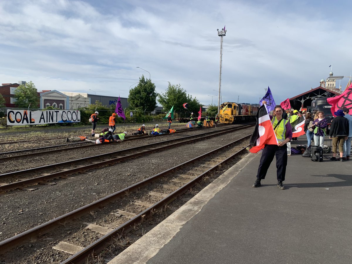 ejotepoti's tweet photo. Land protectors in Ōtepoti/Dunedin today #StopCoalInItsTracks @Fonterra  burns coal from Bathurst Takitimu mine to dehydrate milk 🤦‍♀️ ecologically unsound for Te Whenua, Te Awa &amp; Papatūānuku 🌱 @ExtinctionNZ @coalaction  #climatecrisis #ecologicalcrisis https://t.co/HerEAyil1A