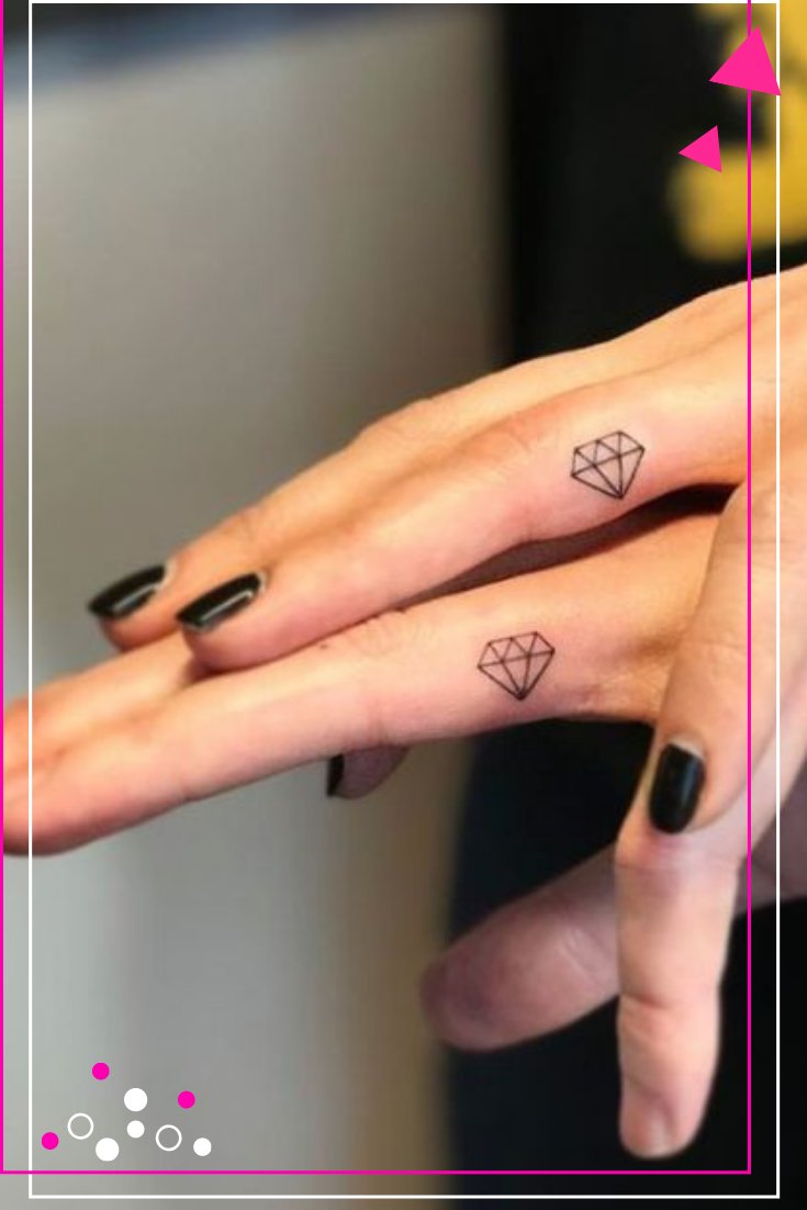 condostaconesES's tweet photo. ¡Volvimos con los tatuajes! 
Pero, en esta ocasión son tatuajes en los dedos, con diseños pequeños y sencillos pero adorables; dignos de tenerlos en nuestras manos para darle un estilo diferente
#tatuajes #tatuajededo #dedos #tatuajespequeños #tatuajessencillos #tatuajesbonitos https://t.co/LLhmISLgsb