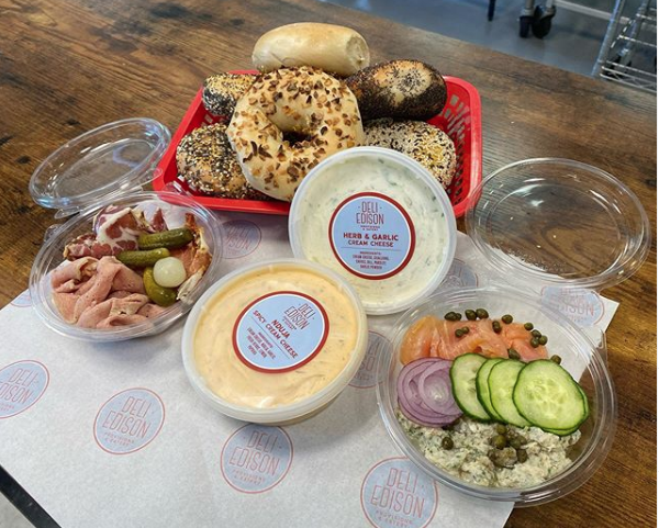 printedfoodwrap's tweet photo. It's Friday which means it's almost the weekend and time to spoil yourself with some amazing food! This week's photo is a feast from Deli Edison - featuring their fab greaseproof of course!
#fridayfood #greaseproofpaper #customprint https://t.co/gkJoyN44Fi