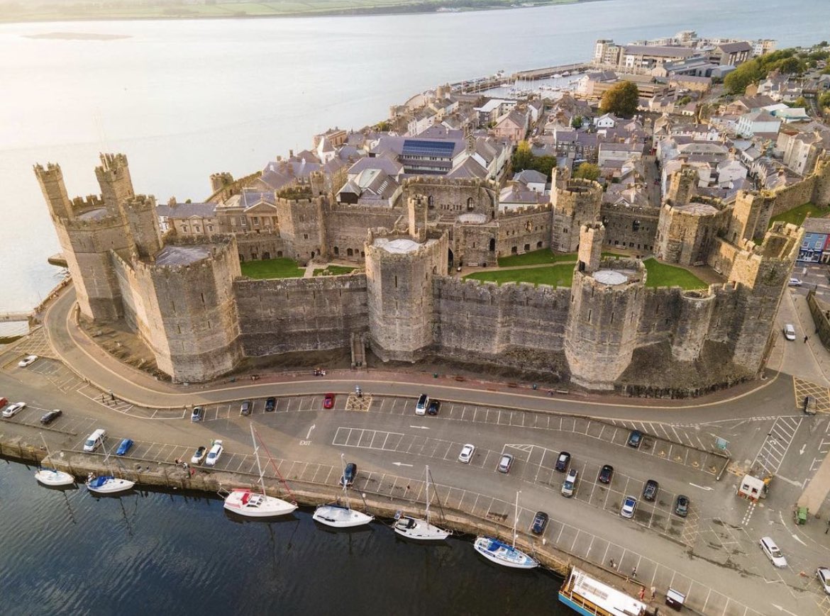 AerialDavy's tweet photo. My shots of Caernarfon Castle. View my 4K video here - https://t.co/W8P2dwaiCt
#caernarfon #caernarfoncastle #castle #wales #cymru #edwardfirst #edwardthefirst https://t.co/D0RvSGXIlh
