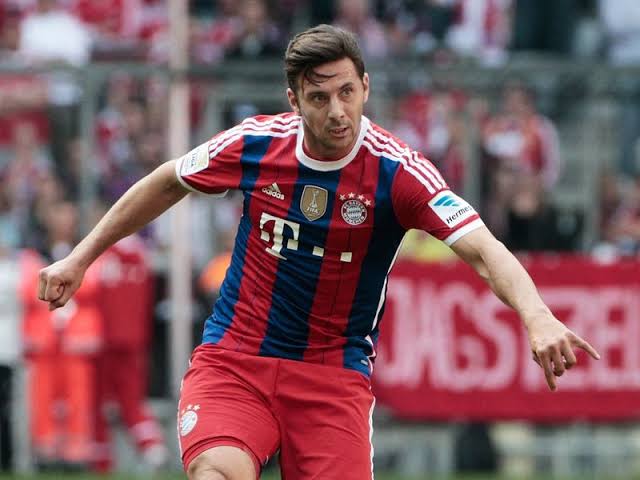 All things Claudio Pizarro:A THREAD on a player younger fans would've watched little of and older fans don't speak speak enough of.Underrated icon of the Allianz Arena era. Definition of unhatable. Classy on and off the field. Kind of player every team needs.Like, RT, follow!