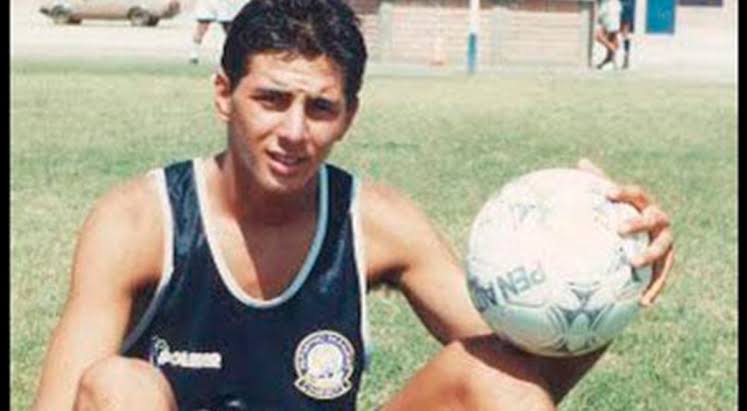 He started playing in his youth in the Academia Deportiva Cantolao in Callao. Pizarro has Italian ancestry, with great-grandparental links to Brescia and Naples.He started his career in Deportivo Pesquero at 17 where he scored 11 goals in 41 league apps.