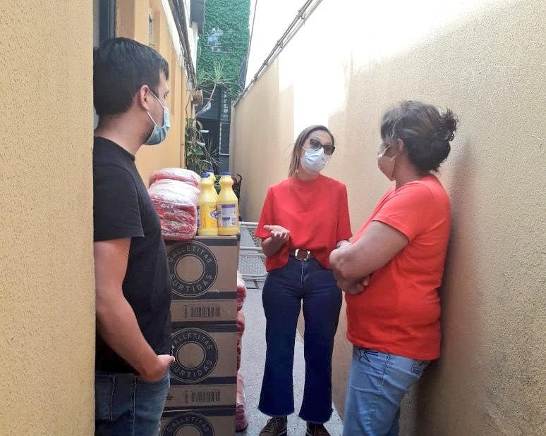 FlorScavino13's tweet photo. 🙋💪Con #Integridad, siendo solidarios, en equipo y mirando a los que más nos necesitan.
👏👏¡Gracias al equipo de voluntarios chinos en Argentina por hacer posible estas donaciones al @elpobredeasis y al Comedor #MariaEva! https://t.co/3Yxfvtwbrm