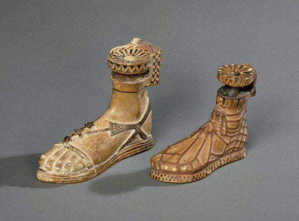 Сандали бога. Крепиды обувь древняя Греция. Calceus обувь древний Рим. Крепиды в древней Греции. Сандали в древней Греции крепиды.