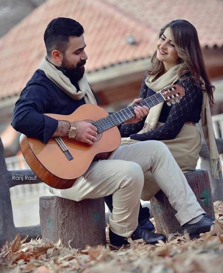 عندما تفتقد حضوري 
عانق كلماتي  .. 
فقد تركت لك في 
كل حرف بعضا من 
نبضي .. وسيتيك 
صوتي من بين سطوري 
ففي كتاباتي لك جزء
من عشقي  ....
والباقي سر بيني 
وبين قلبك ❤

@مؤيد