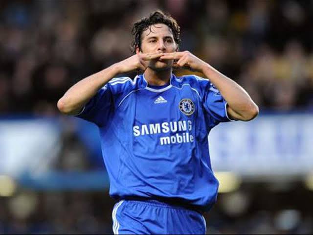 Pizarro moved to the PL and Chelsea on the advice of Peruvian Nolberto Solano and former teammate Owen Hargreaves. He started well scoring on debut. However after Anelka's signing and Mourinho's departure, Pizarro wasn't important anymore. Ended up scoring only twice for Chelsea