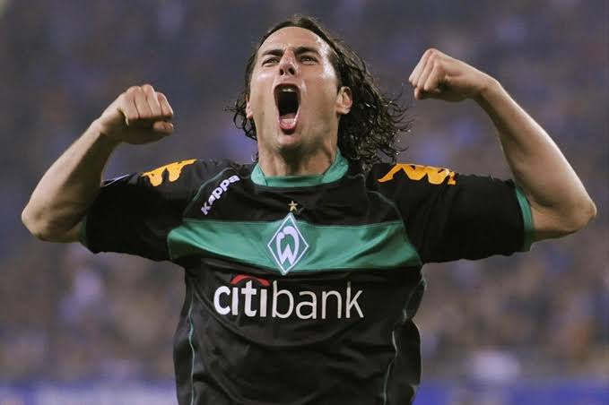 Pizarro returned to Werder, initially on loan. He scored in Werder's 5-2 destruction of Bayern, where Özil, Diego, Naldo started. Piza scored 2 vs AC Milan, 1 vs Udinese and 1 vs local rivals Hamburg to reach the UEFA Cup Final. However they lost to Shakhtar in the final.