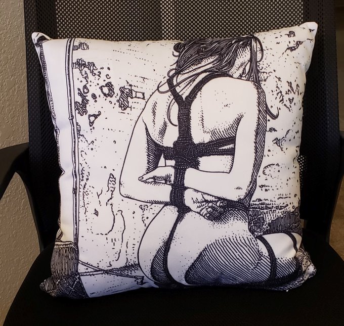 New throw pillows! Merry Xmas to me 🥰 https://t.co/0LXS7XUYbi<a href="/tag/likefinewine"class="tags"><span>#likefinewine</span></a><a href="/tag/fullbodied"class="tags"><span>#fullbodied</span></a><a href="/tag/bisbeepride"class="tags"><span>#bisbeepride</span></a>