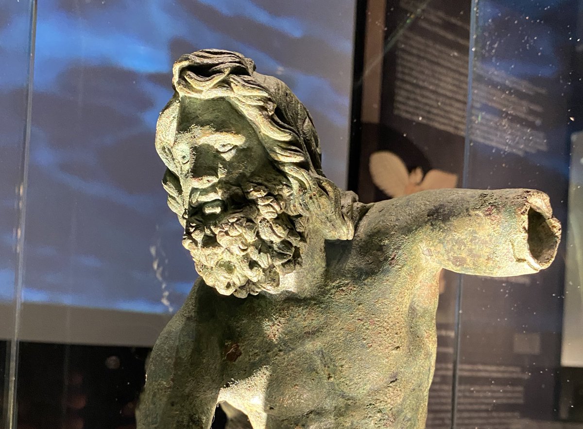 [THREAD] Details of an incredible bronze statuette of Poseidon, recently on display at the NAM,  #Athens!An exceptional example of the Lateran Poseidon, it was found with 17(!) other bronzes in the Athenian neighborhood of Ambelokipi!.. #greece  #archaeology  #museum  #sculpture