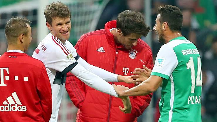 "No one in the league has his experience, he is always hungry and I can remember a scene vs Werder where he narrowly missed the goal and was fuming." -Neuer"Claudio Pizarro is a benchmark for the Bundesliga" -Müller
