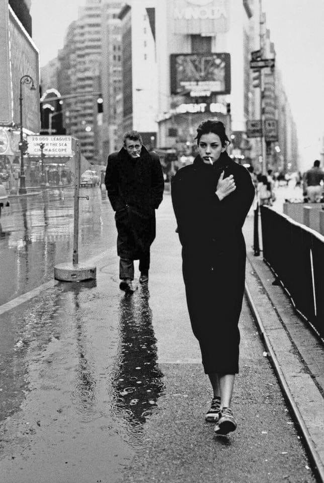 landa_ia's tweet image. También las tardes frio se camina y si llueve, mucho mejor...

James Dean &amp;amp; Liv Tyler. 
Times Square