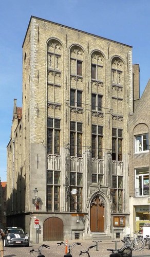 DM_Vincenzo's tweet image. House Ter Beurze aka The &apos;Mother of all stock exchanges&apos;&apos; in Bruges. The building housed the inn owned by the family van der Beurze in the Middle Ages. Due to transactions in the building and the square their name Beurze became the common name for Bourse (stock exchange)