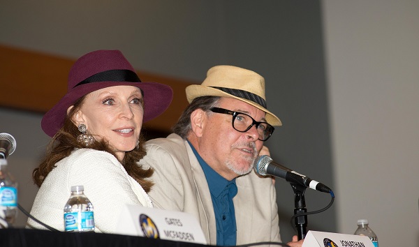 GatesFiles's tweet photo. #TimelineBlessing #TeamHats
๐ ๐
๐ธ Wizard World Nashville Comic Con, September 2014
#GatesMcFadden #JonathanFrakes https://t.co/hL3ZPktLLZ