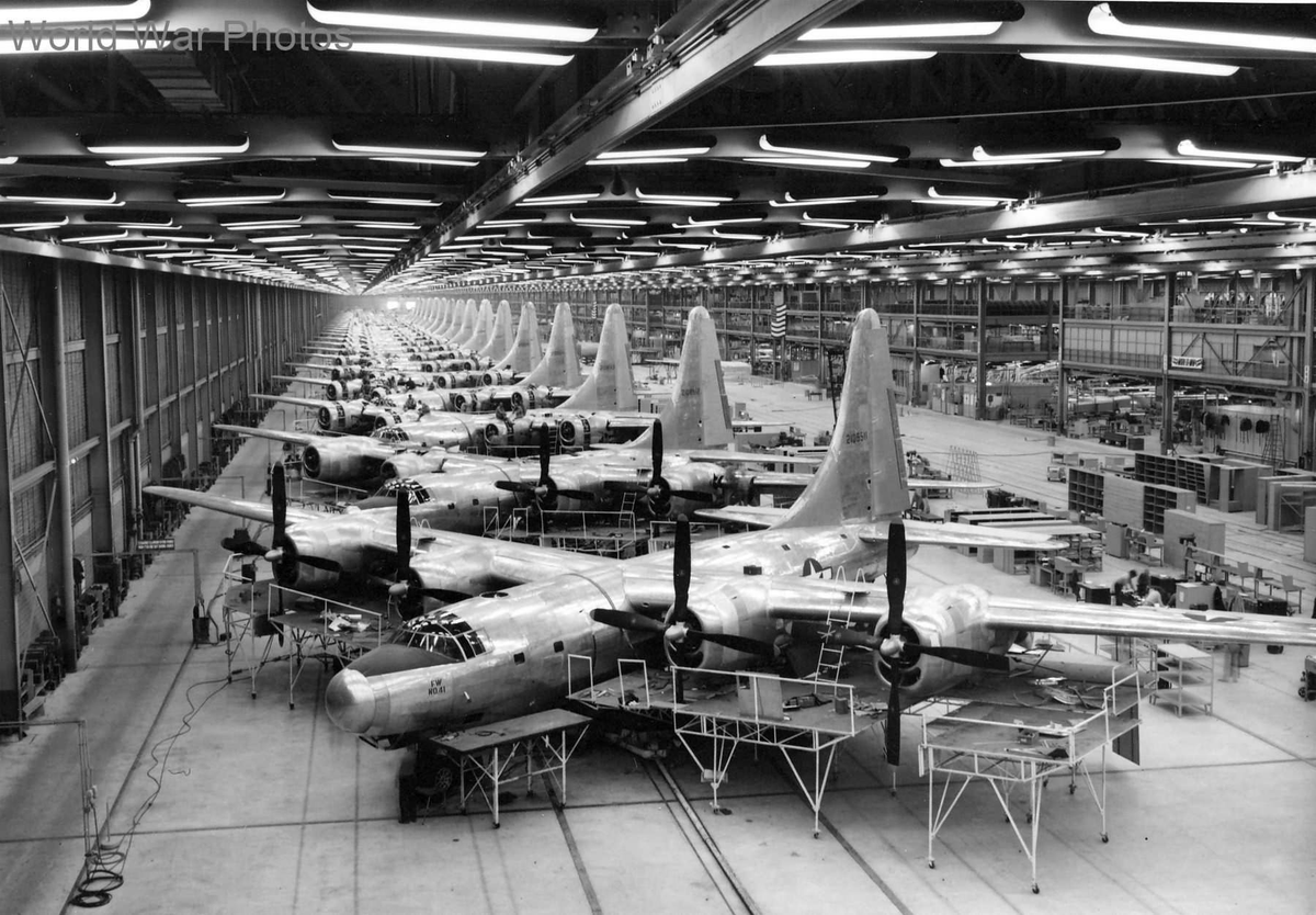 アプロ ランカスターの製造工場 1943年にウッドフォードの工場で撮影された写真らしい アメリカにはさすがに及ばぬにしても イギリスもまた航空機大国であることがひしひしと伝わってくる T Co Bzvi4yev Twitter