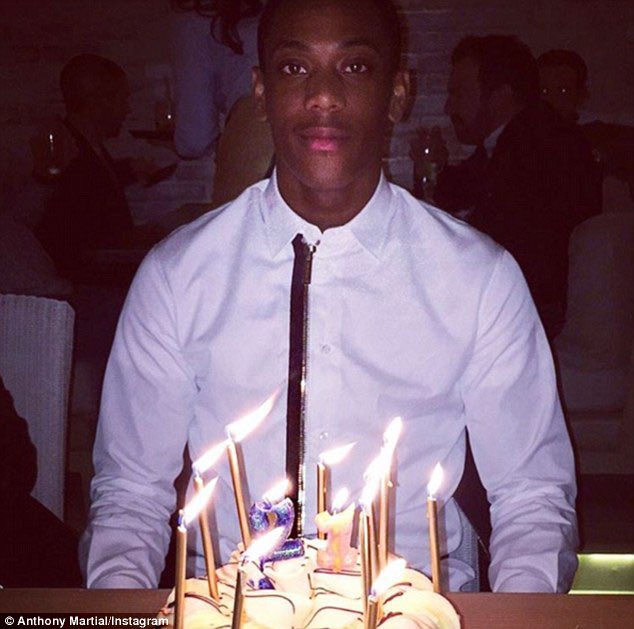 7COL7's tweet photo. Might ruffle a few feathers here but .... happy birthday to a fantastic footballer held back by his own lazy attitude. Guy needs a picnic blanket half the time 😴😴
#boneidol #martialfc https://t.co/3aEEbnt3kk