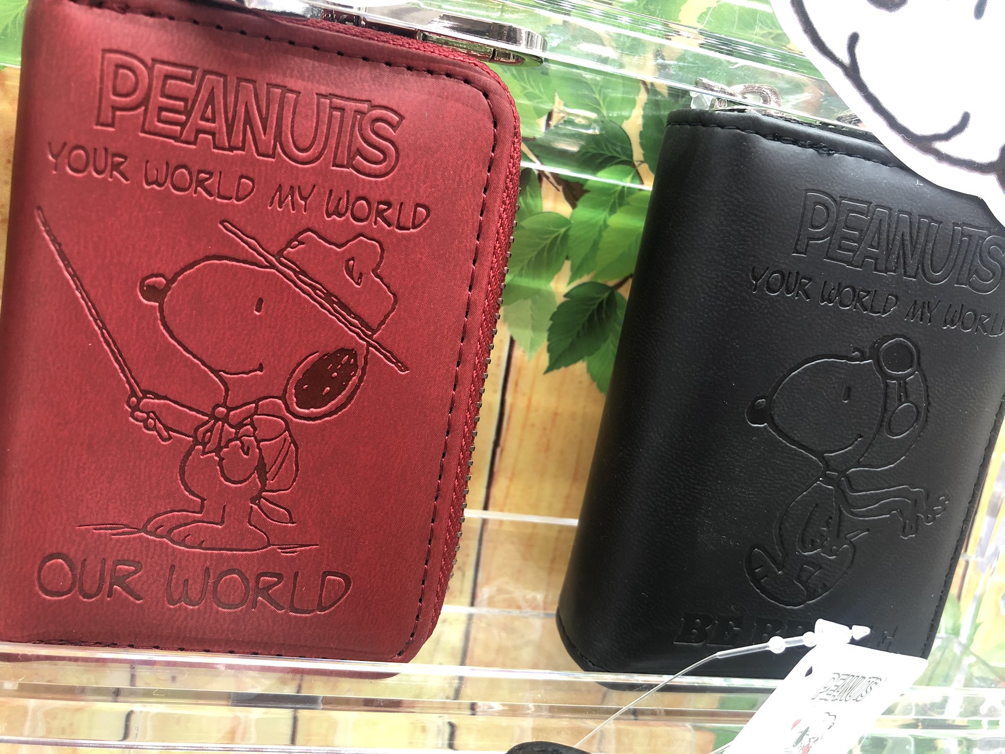 マンガ倉庫日向店アミューズ スヌーピー レザーキーケース 全2種 入荷しましたー シックな赤と黒の 大人っぽいキーケースです 刻印の感じもオシャレ スヌーピー キーケース レザー スヌーピーキーケース レザーキーケース 鍵 車の鍵 家の鍵