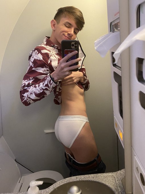 Watch Oliver Edwards's leaked NSFW photo on TwXstars