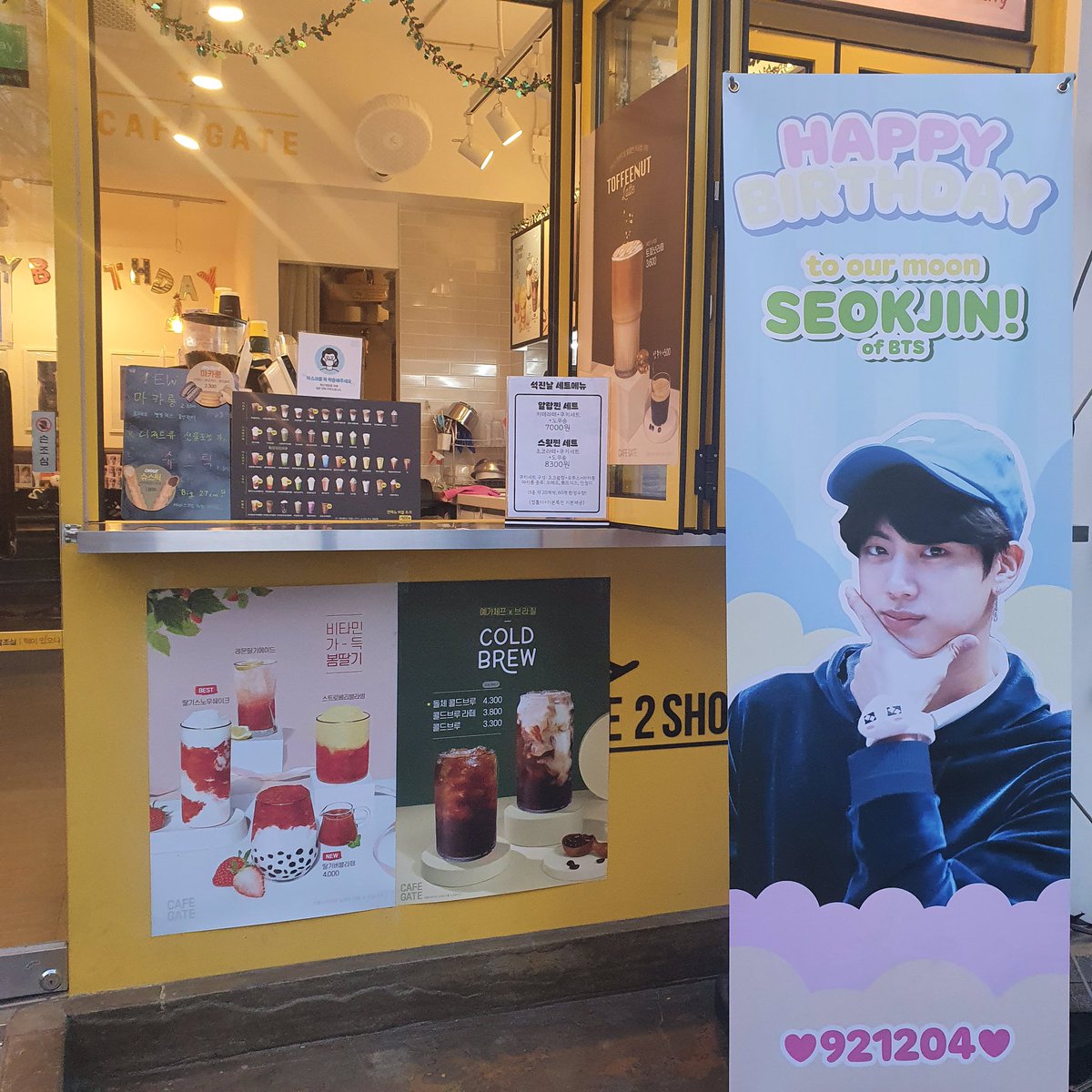 cafegate_nowon's tweet photo. 카페게이트 노원역로데오점에서
방탄소년단 석진님의 컵홀더 이벤트를
8일까지 진행중입니다.
#말랑햄찌_탄생날_햄찌니_벌쓰데이
컵홀더이벤트 대관문의 받습니다.
#카페게이트
#cafegate
#카페게이트노원
#컵홀더이벤트
#방탄소년단
#bts https://t.co/7VnFTjYJJf