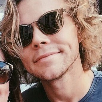 Luke Hemmings as Ashton Irwin ; a little thread