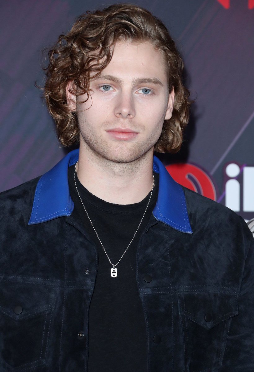 Luke Hemmings as Ashton Irwin ; a little thread