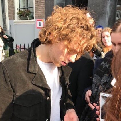 Luke Hemmings as Ashton Irwin ; a little thread