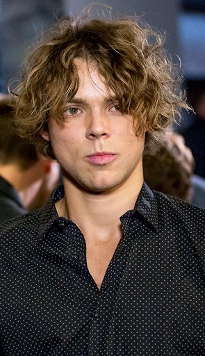 Luke Hemmings as Ashton Irwin ; a little thread