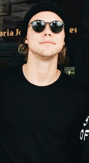 Luke Hemmings as Ashton Irwin ; a little thread