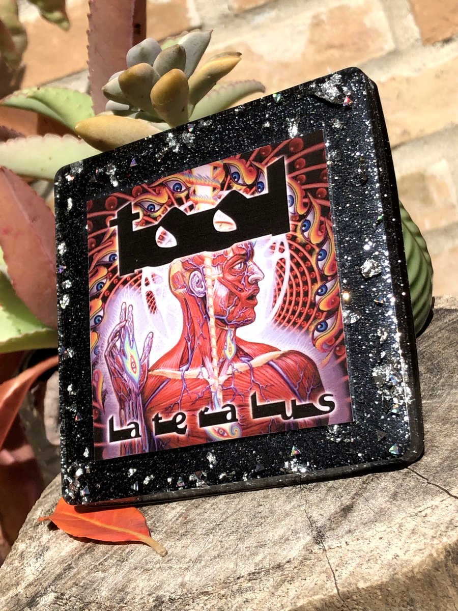 MagicalMeonEtsy's tweet photo. "Spiral out....keep going." ✨

Don't make fun of my little aesthetic leaf. 😂🍂

I hope you all have a magical weekend! 🤘🏻😙

#resinart
#handmade #oneofakind #Tool #asabovesobelow #spiralout #resin #mymusic #etsyshop https://t.co/58g3KDfeSJ
