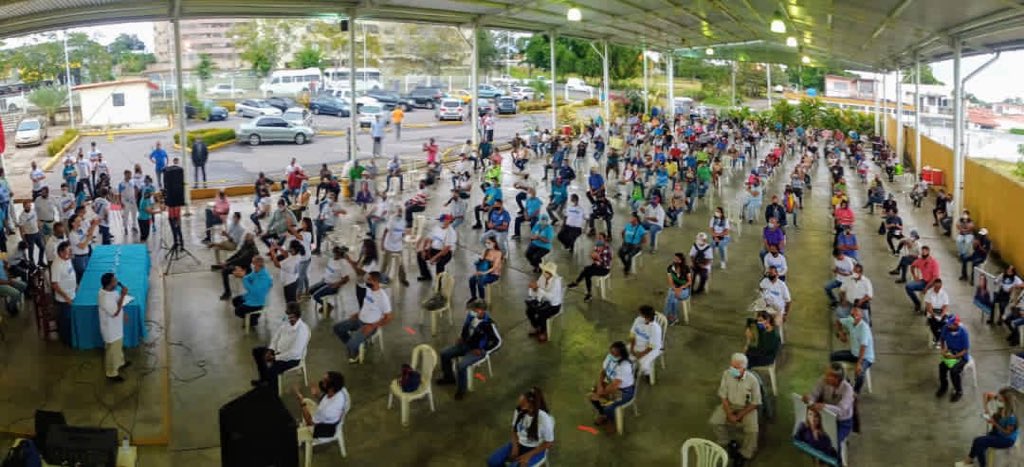 VenteVenezuela's tweet photo. ¡A casa llena! En Vente estamos con la gente y aquí está la demostración de que Venezuela no se entrega, ni se arrodilla. 

@MariaCorinaya, @HenryAlviarez y @ventebolivar en asamblea ciudadana en Puerto Ordaz. 

#Bolívar 
#4Dic https://t.co/YC34Vn7KPO