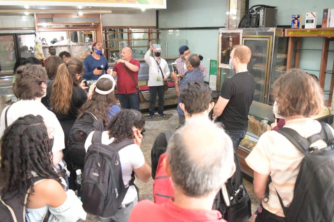 Cancilleria_ve's tweet photo. #EnFotos 📸 | Este #4Dic invitados internacionales visitaron al Colectivo de Trabajo Revolucionario La Minka, en la parroquia Altagracia de #Caracas para conocer la experiencia del Poder Popular organizado para vencer el bloqueo.

#AquíTodoElMundoVOTA https://t.co/O7pAd1n830