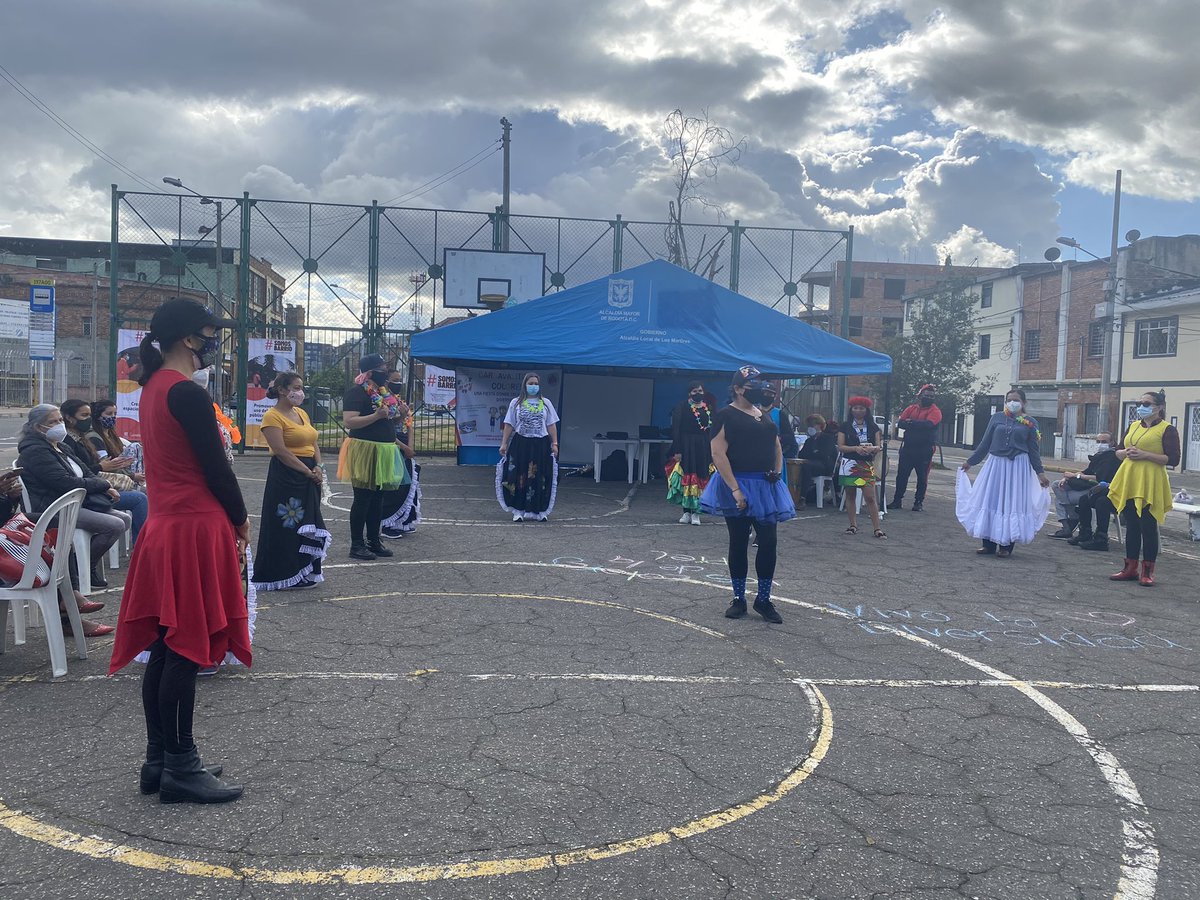 Alca_Martires's tweet photo. En el marco del comité operativo de @SlisMartires, el grupo profesional del proyecto 744,  realiza una muestra artística buscando visibilizar la generación de oportunidades para el desarrollo integral de la niñez y adolescencia en Bogotá.

#SomosBarrio https://t.co/Yrh2bGJMWk