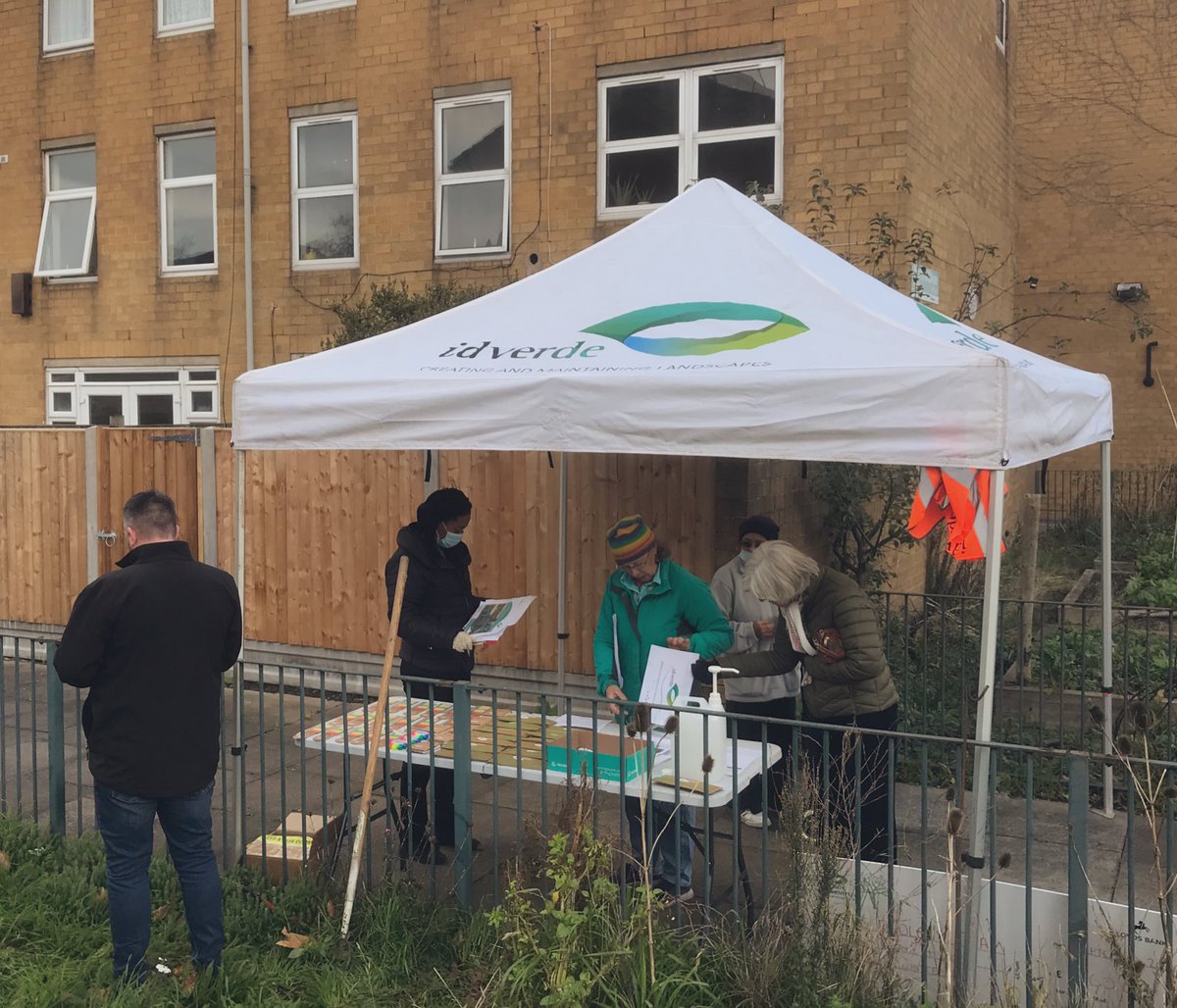 AndrewKauffma20's tweet photo. After #consultation last week great to get out with @ClaptonParkMO and partners #Lubbelisse to #MachinePlant bulb drifts on #MillfieldEstate Hackney with #CommunityBulbPlant events with newly established #CPMOGrowers next Thursday @idverdeUK #CreativeMaintenance https://t.co/AiOqG4Yqfx