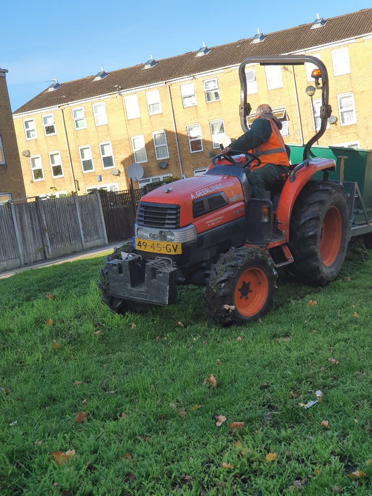 AndrewKauffma20's tweet photo. After #consultation last week great to get out with @ClaptonParkMO and partners #Lubbelisse to #MachinePlant bulb drifts on #MillfieldEstate Hackney with #CommunityBulbPlant events with newly established #CPMOGrowers next Thursday @idverdeUK #CreativeMaintenance https://t.co/AiOqG4Yqfx
