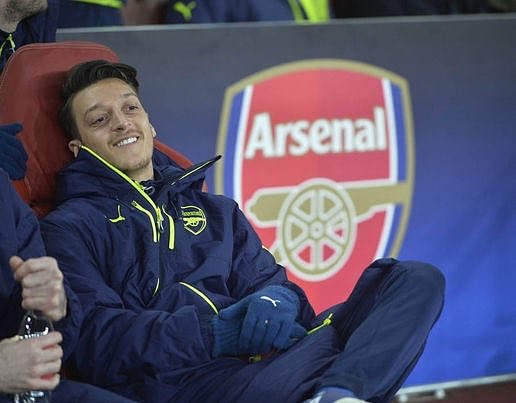 Futbool_Fotos's tweet photo. ¿Sabian que a Mesut Özil le pagan £350,000 a la semana por ver al Arsenal jugar y twittear todos los partidos? 👀 https://t.co/qLaIYhoZFD