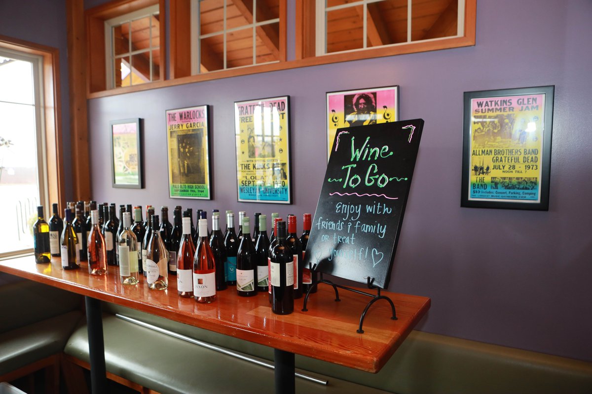 Why not take a night off from cooking and support your local restaurants by picking up dinner and wine tonight? 🍕🍷
We are fully stocked up with local bottled wine with great prices, right as you walk in the restaurant door in our lobby. Very convenient ☺️